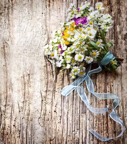 Bukiet Kolorowych Kwiatów Dzikiego Brązowy Drewniany Stół — Zdjęcie stockowe