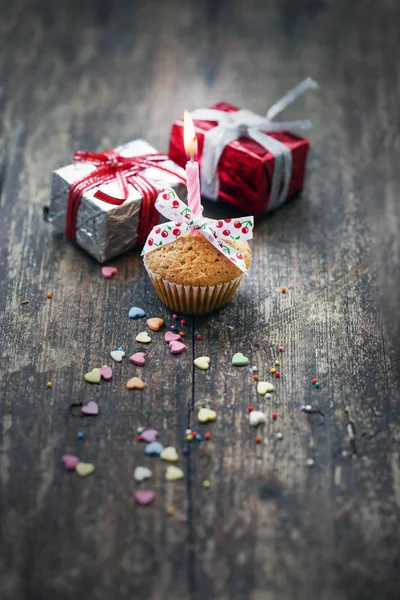 Vista Close Presentes Natal Coloridos Estilo Vintage Com Muffin — Fotografia de Stock