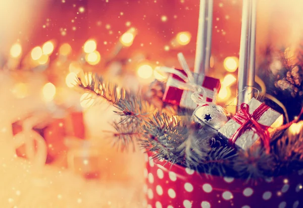 キャンドルとモミの木の枝 木製の背景上のビンテージ スタイルでクリスマス装飾のクローズ アップ ビュー — ストック写真