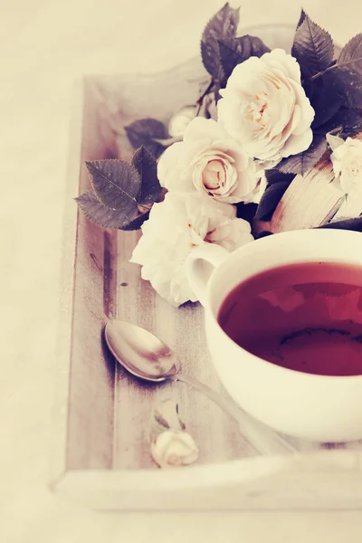 テーブルの上の素敵なカップで食欲をそそるハーブのお茶 — ストック写真