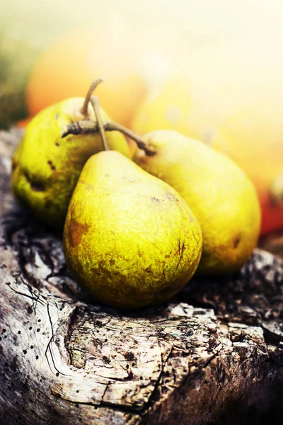 Pears on wood table — Stock Photo, Image