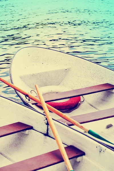 Boote Auf Dem Wasser Strand Bei Sonnenaufgang — Stockfoto