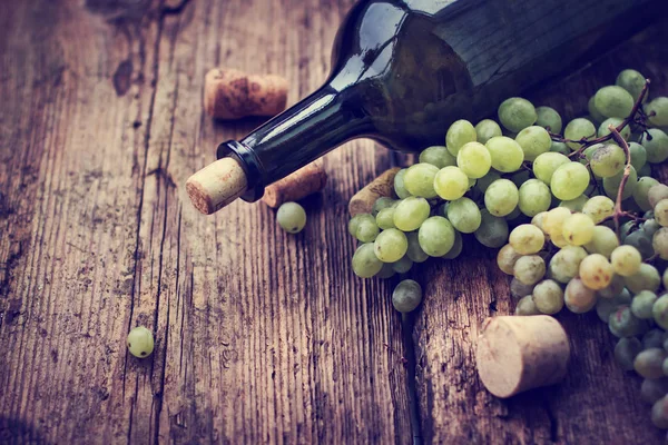 Flasche Weißwein Trauben Und Korken Auf Holztisch — Stockfoto