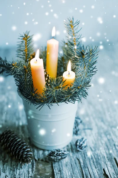 キャンドルとモミの木の枝 木製の背景上のビンテージ スタイルでクリスマス装飾のクローズ アップ ビュー — ストック写真
