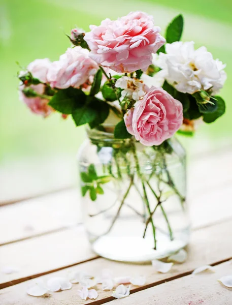 Nahaufnahme Von Schönen Rosa Rosen Glas — Stockfoto