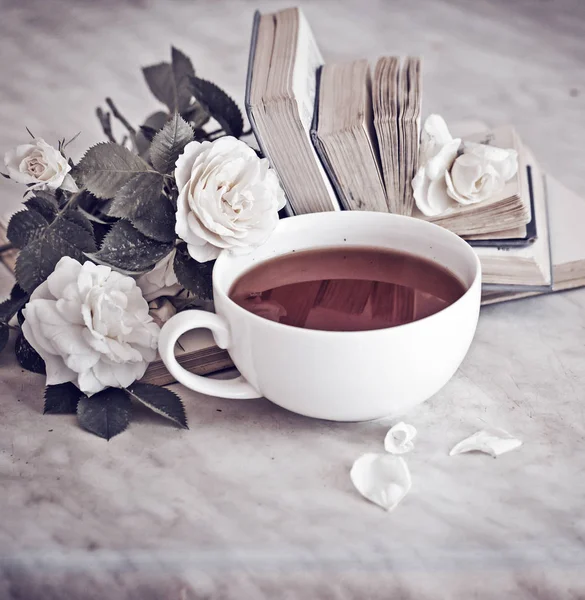 Taza Con Flores Blancas Libros —  Fotos de Stock