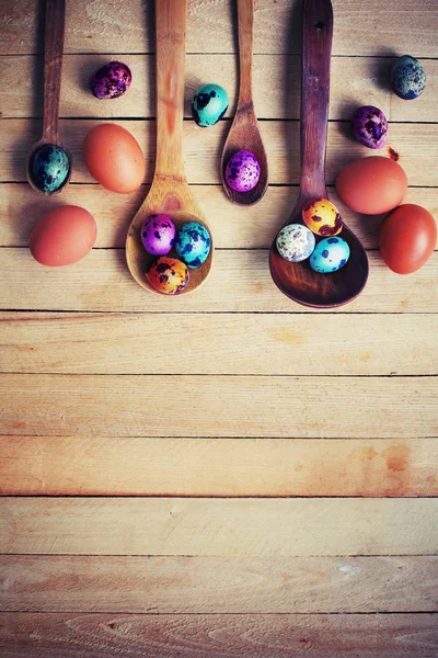 Vista Dall Alto Uova Pasqua Cucchiai Sfondo Legno — Foto Stock