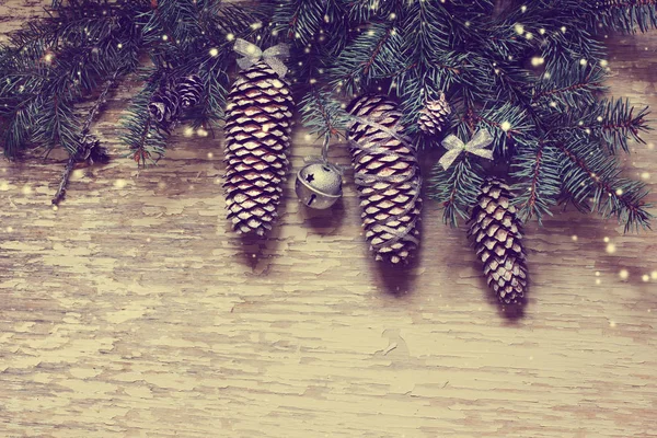 Çam Kozalakları Bells Noel Süsleri Vintage Tarzı Olarak Closeup Görünümü — Stok fotoğraf