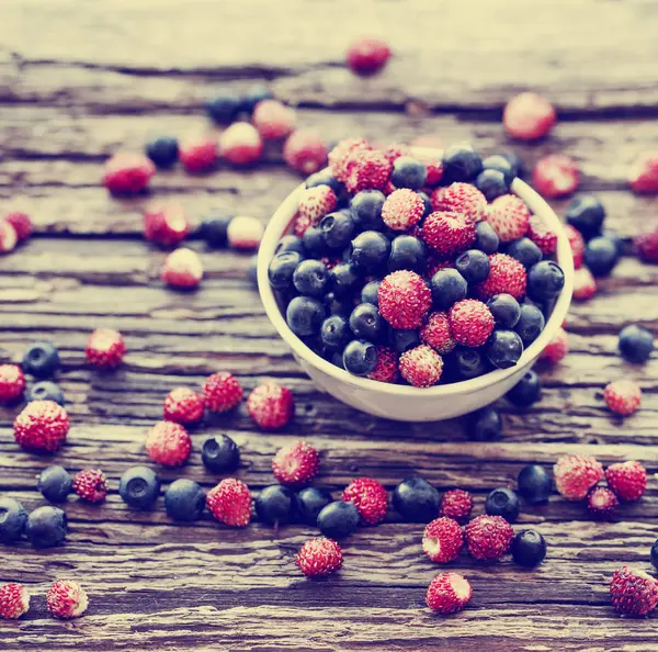 Close Ripe Strawberries Blueberries Bowl Wood — Stock Photo, Image