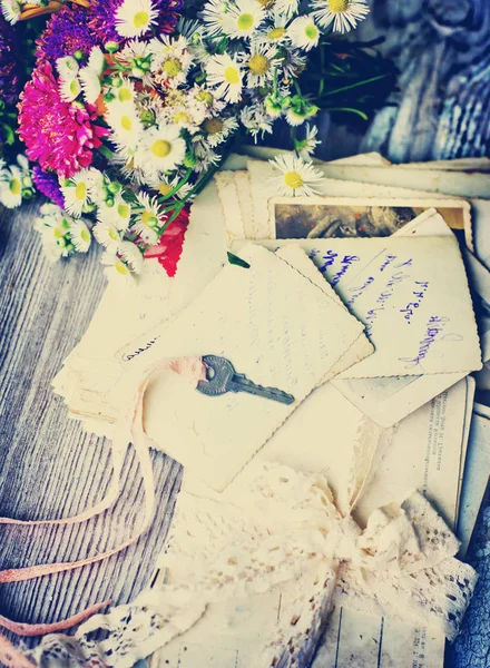 复古的脏纸与优雅的花边丝带 花朵和钥匙 — 图库照片