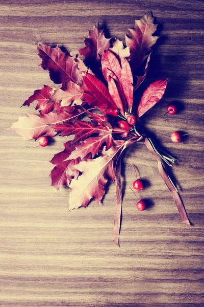 Top View Autumn Leaves Berries Placed Wooden Background — Stock Photo, Image