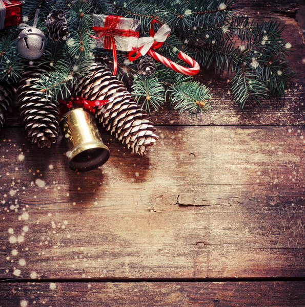 Крупный план сосновых шишек и елок на деревянном фоне, рождественская концепция
