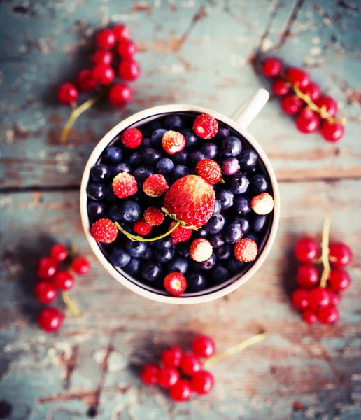 건포도와 초라한 표면에 딸기와 신선한 블루베리 — 스톡 사진