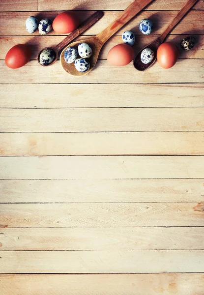 Vista Elevada Huevos Pascua Cucharas Sobre Fondo Madera —  Fotos de Stock