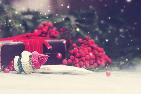 Nahaufnahme Von Bunten Weihnachtsdekorationen Mit Beeren Vintage Stil Über Holzhintergrund — Stockfoto