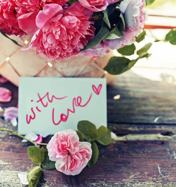 Korb Mit Rosen Und Papier Mit Schrift — Stockfoto