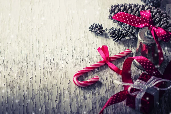 松ぼっくりとビンテージ スタイルのクリスマスの装飾としてベルのクローズ アップ ビュー — ストック写真
