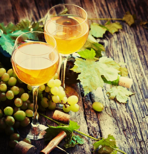 Bouteille Vin Blanc Avec Verres Raisins Bouchons Sur Table Bois — Photo