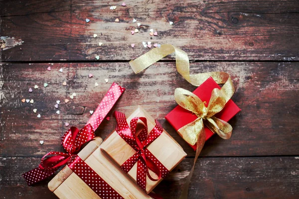 Красочные Подарочные Коробки Лентами Деревянном Фоне — стоковое фото