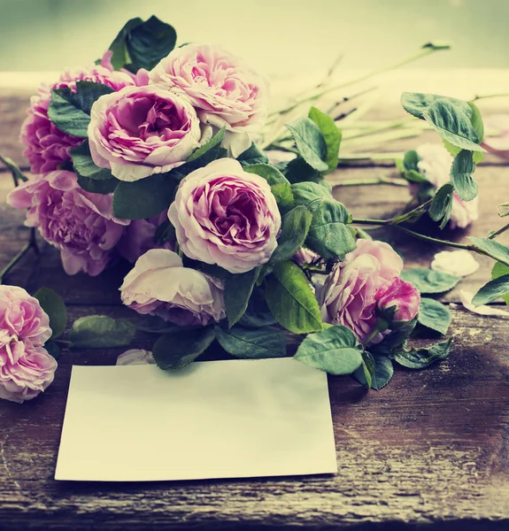 Свежие Розовые Розы Пиона Деревянном Столе Пустой Карточкой — стоковое фото