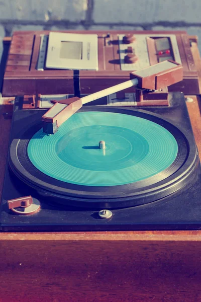 Vista Primer Plano Del Tocadiscos Vinilo Vintage Sobre Fondo Madera — Foto de Stock