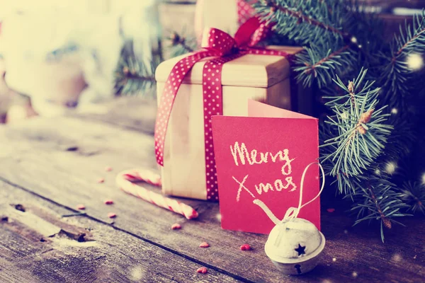 Vista Primer Plano Del Regalo Navidad Envuelto Con Decoraciones Navideñas —  Fotos de Stock