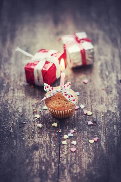 Cupcake Mum Vintage Tarzı Ahşap Arka Plan Üzerinde Renkli Noel — Stok fotoğraf