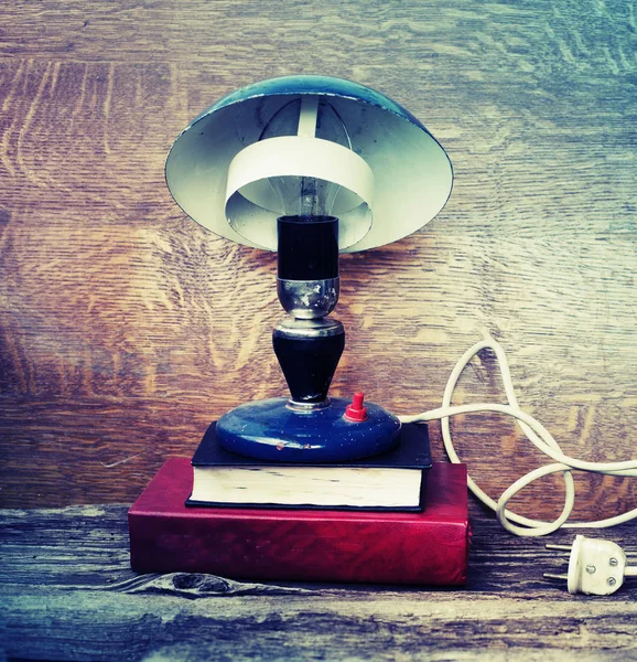 Wyświetlić Zbliżenie Vintage Lampa Elektryczna Drewnianym Stole — Zdjęcie stockowe