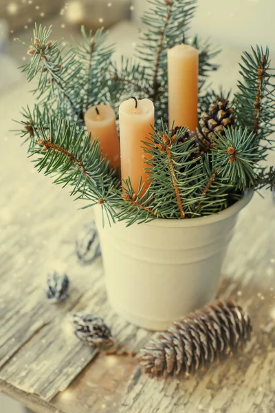 木桌上有云杉树枝 蜡烛和锥体的白色水桶 — 图库照片