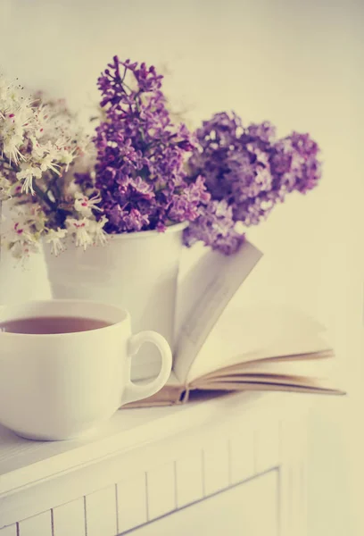 Lilás Roxo Com Livro Aberto Xícara Branca Com Chá — Fotografia de Stock