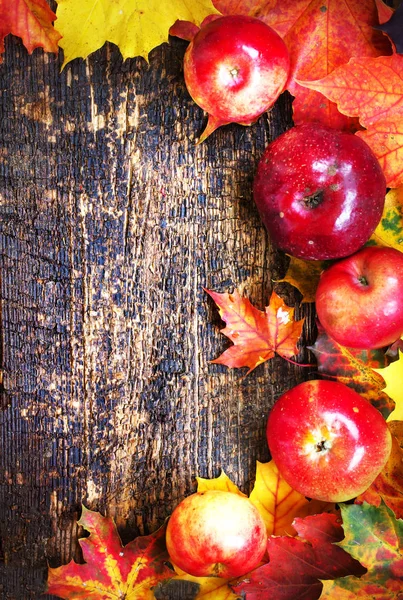 Ovanifrån Höstlöv Och Äpplen Träbord — Stockfoto
