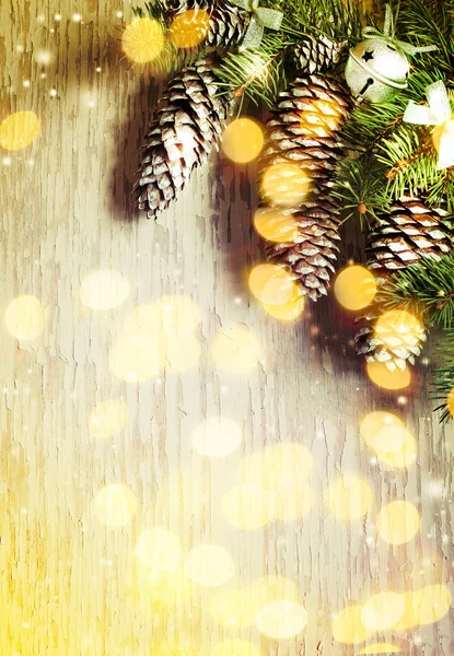 在复古风格的圣诞装饰品的松树锥和铃铛特写镜头视图 — 图库照片