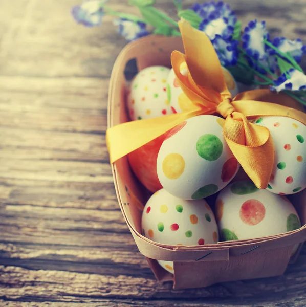 Wyświetlić Zbliżenie Funky Kolorowe Pisanki Wielkanocne Koszyku — Zdjęcie stockowe