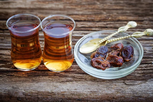 Nahaufnahme Von Frischen Teetassen Mit Dattelfrüchten Über Holzhintergrund — Stockfoto