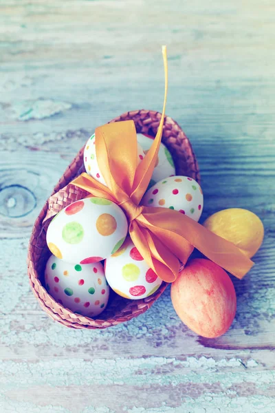 Vista Cerca Huevos Pascua Pintados Coloridos Funky Cesta — Foto de Stock