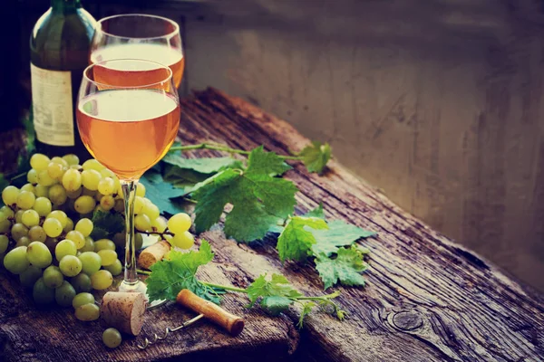 Fles Witte Wijn Met Glas Druif Kurken Houten Tafel — Stockfoto