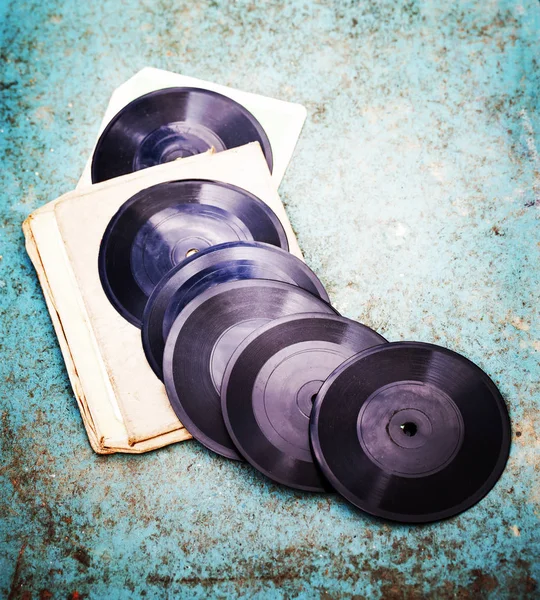 Wyświetlić Zbliżenie Vinyl Records Sterty Drewnianym Stole — Zdjęcie stockowe