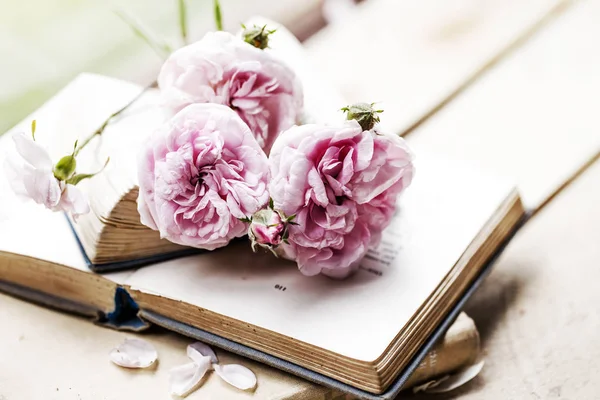 Rosas Peônia Rosa Livros Velhos Empilhados — Fotografia de Stock