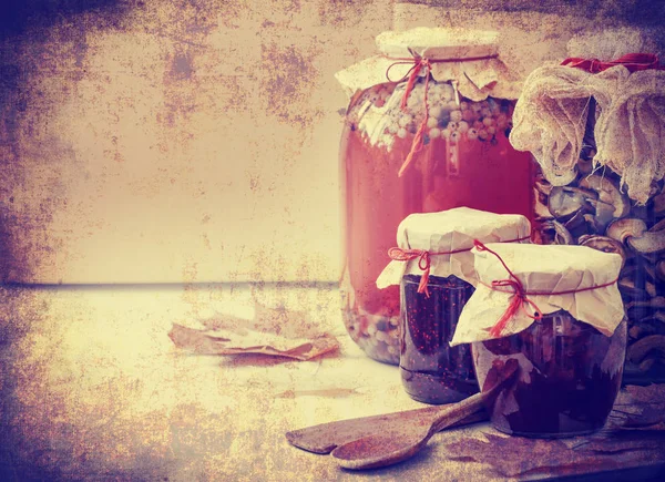 木桌上的时令浆果果酱 蜜饯和蘑菇罐头 — 图库照片
