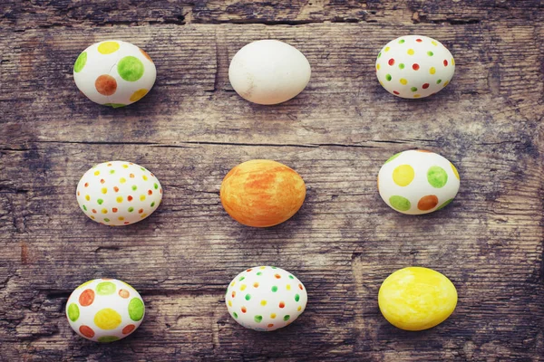 Ovos Pintados Coloridos Sobre Fundo Madeira — Fotografia de Stock