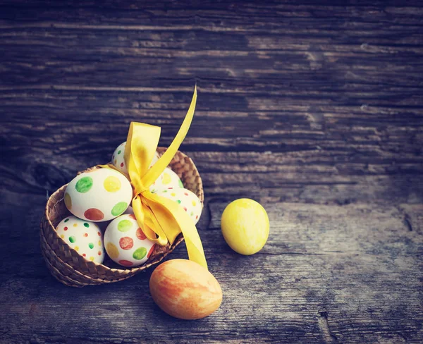 Wyświetlić Zbliżenie Funky Kolorowe Pisanki Wielkanocne Koszyku — Zdjęcie stockowe