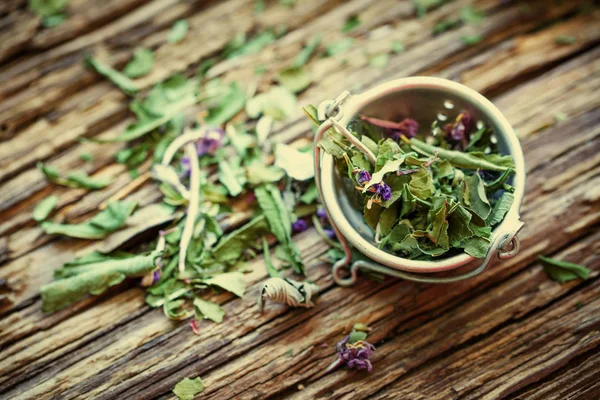 Vue Rapprochée Des Herbes Thé Sec Sur Fond Bois — Photo