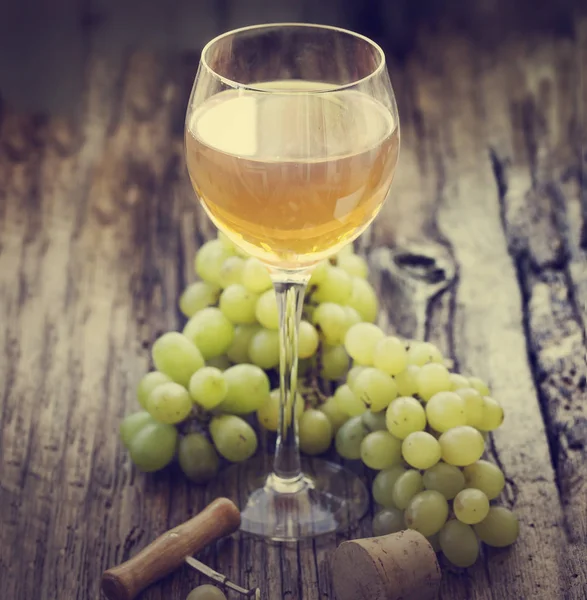 Glas Witte Wijn Met Groene Druif Houten Tafel — Stockfoto