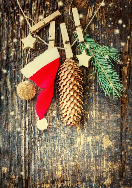 サンタの帽子とクリスマスのクローズ アップ ビュー木製の背景上のビンテージ スタイルの装飾を休日します — ストック写真