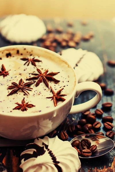 Galletas de merengue y taza de café aromático —  Fotos de Stock