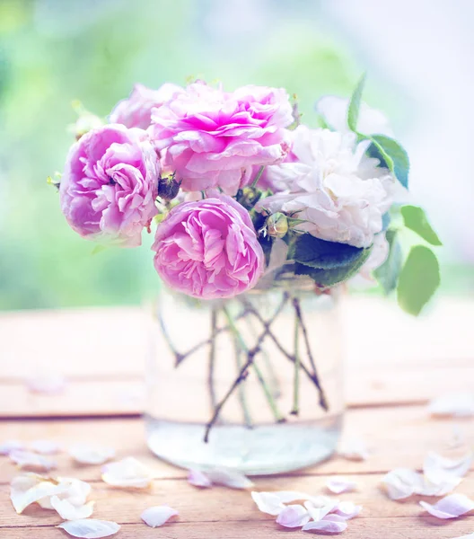 Boeket Roze Witte Pioen Rozen Vaas Houten Tuinmeubelen — Stockfoto