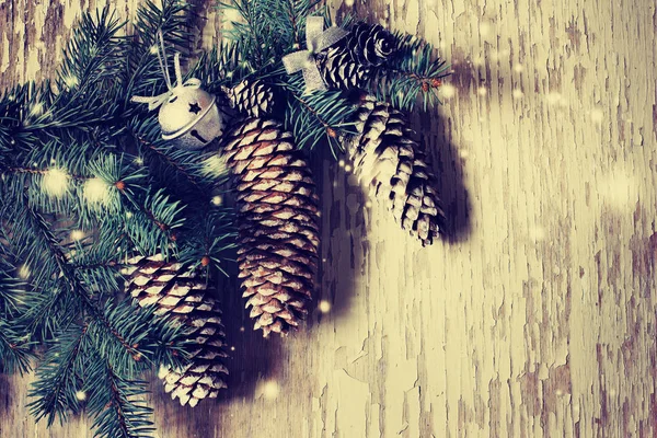 Çam Kozalakları Noel Dekorasyonları Ahşap Arka Plan Üzerinde Olarak Closeup — Stok fotoğraf