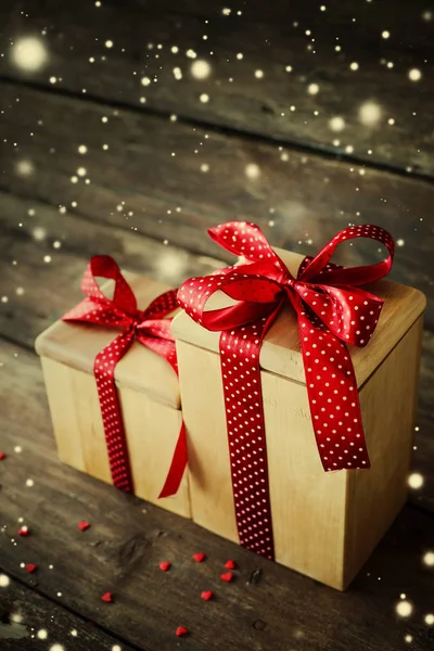 Vista Close Presentes Natal Embrulhados Com Decorações Férias Fundo Madeira — Fotografia de Stock