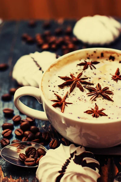 Baiser-Kekse und eine Tasse aromatischen Kaffee — Stockfoto