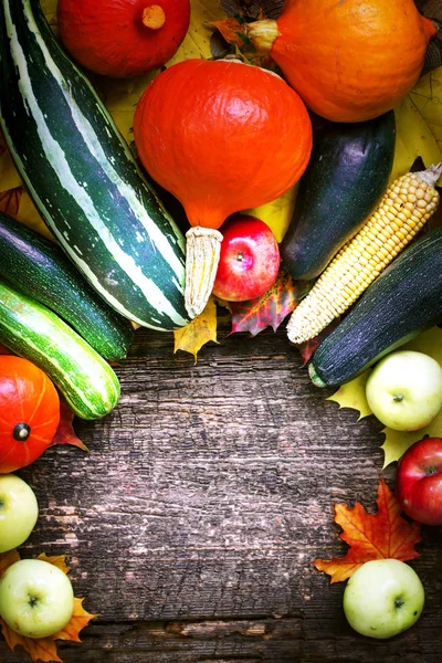 Autumnal Harvested Vegetables Wooden Surface Autumn Leaves — Stock Photo, Image